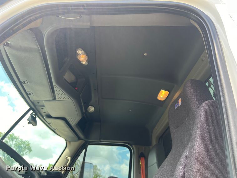 image for item DO2476 2016 Freightliner  Cascadia 125 semi truck