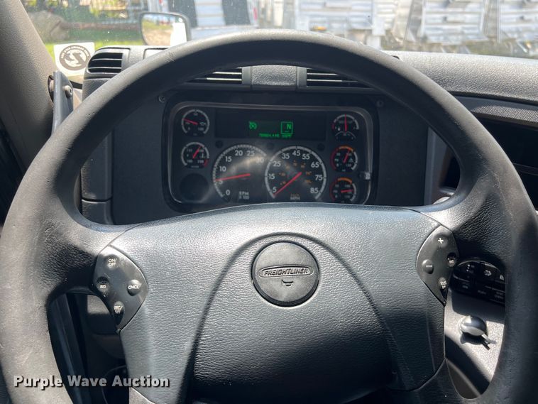 image for item DO2476 2016 Freightliner  Cascadia 125 semi truck