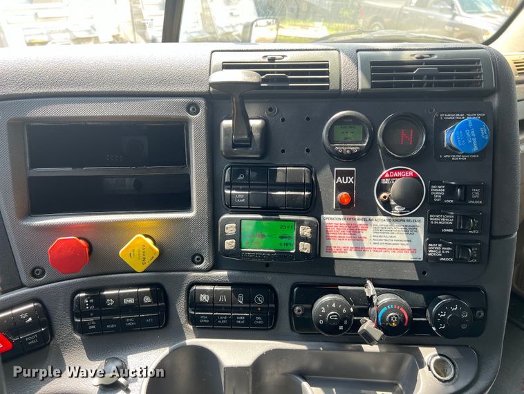 image for item DO2476 2016 Freightliner  Cascadia 125 semi truck