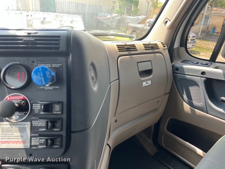 image for item DO2476 2016 Freightliner  Cascadia 125 semi truck