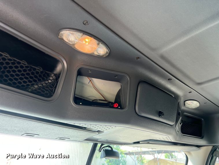 image for item DO2476 2016 Freightliner  Cascadia 125 semi truck