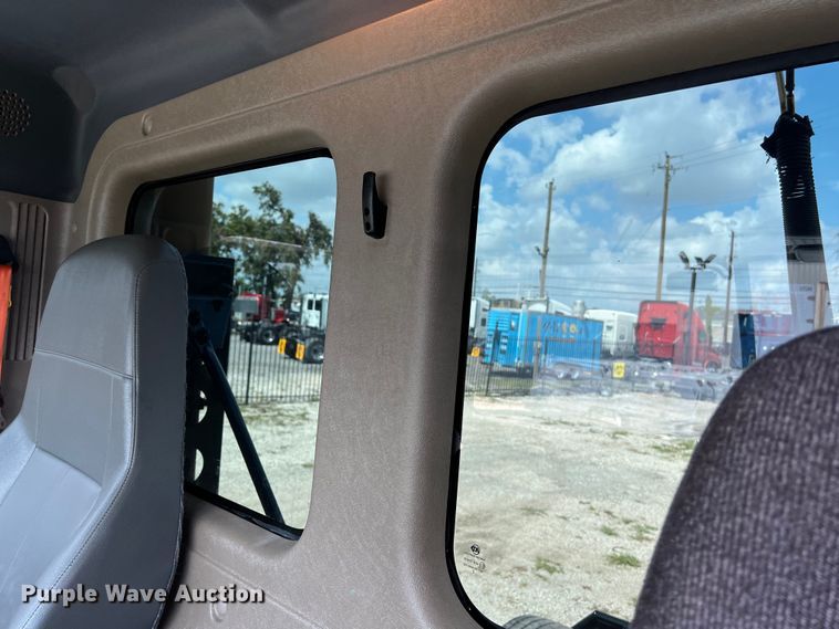 image for item DO2476 2016 Freightliner  Cascadia 125 semi truck