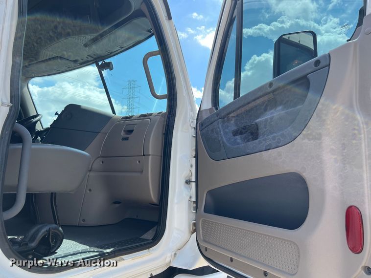 image for item DO2476 2016 Freightliner  Cascadia 125 semi truck