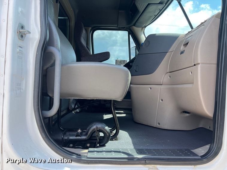 image for item DO2476 2016 Freightliner  Cascadia 125 semi truck