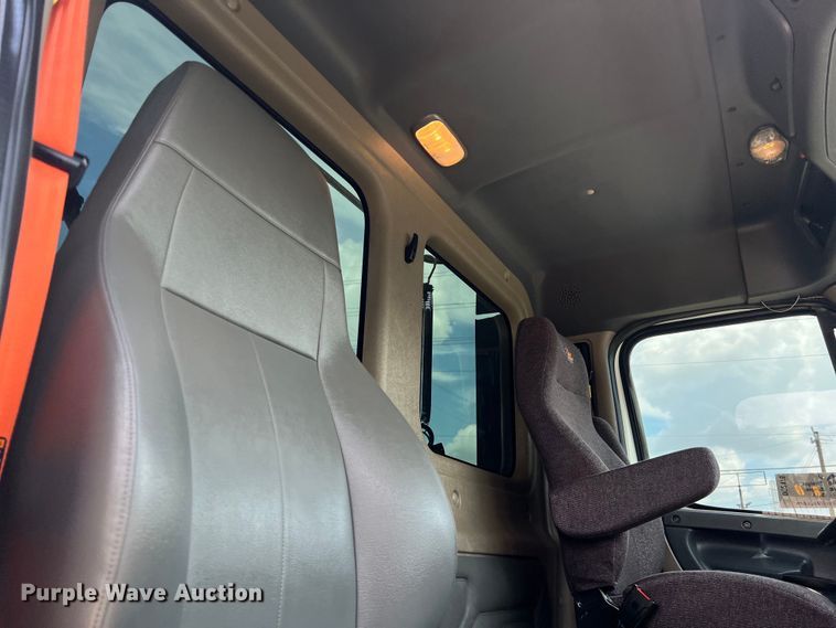 image for item DO2476 2016 Freightliner  Cascadia 125 semi truck