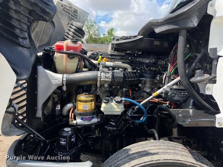 image for item DO2476 2016 Freightliner  Cascadia 125 semi truck