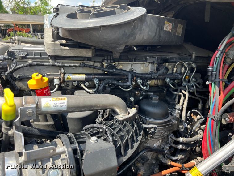 image for item DO2476 2016 Freightliner  Cascadia 125 semi truck