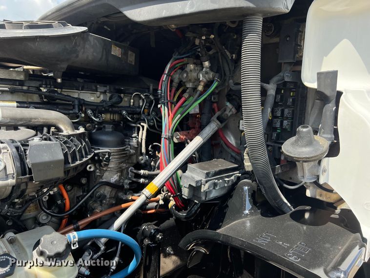 image for item DO2476 2016 Freightliner  Cascadia 125 semi truck