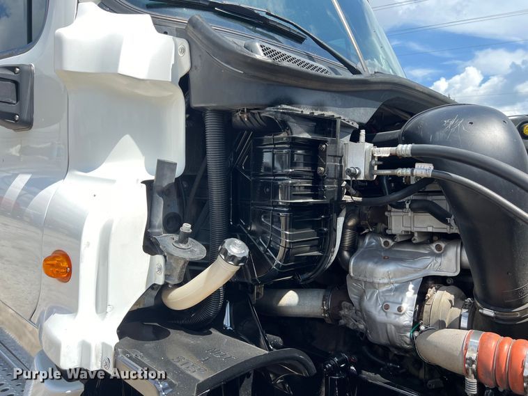 image for item DO2476 2016 Freightliner  Cascadia 125 semi truck