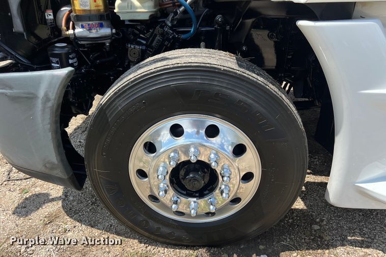 image for item DO2476 2016 Freightliner  Cascadia 125 semi truck