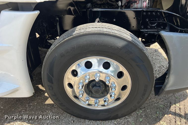 image for item DO2476 2016 Freightliner  Cascadia 125 semi truck