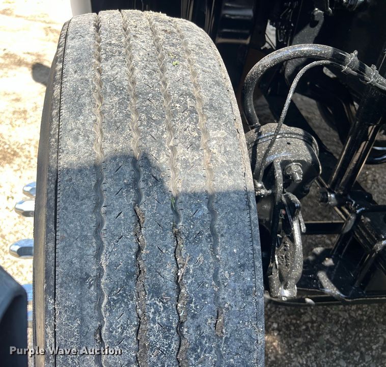 image for item DO2476 2016 Freightliner  Cascadia 125 semi truck