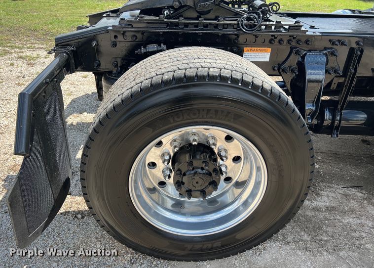 image for item DO2476 2016 Freightliner  Cascadia 125 semi truck