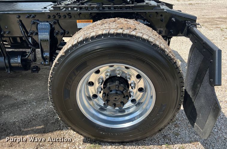 image for item DO2476 2016 Freightliner  Cascadia 125 semi truck