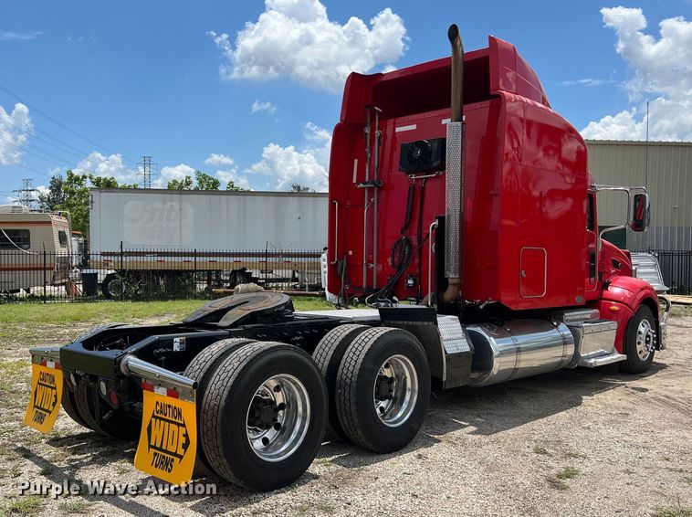 image for item DO2477 2012 Peterbilt  386 semi truck