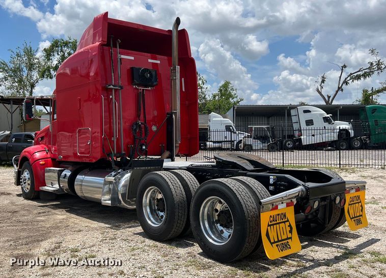 image for item DO2477 2012 Peterbilt  386 semi truck