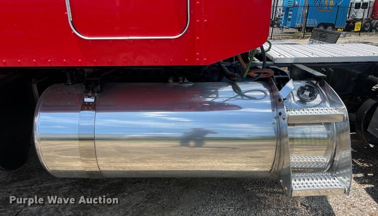 image for item DO2477 2012 Peterbilt  386 semi truck