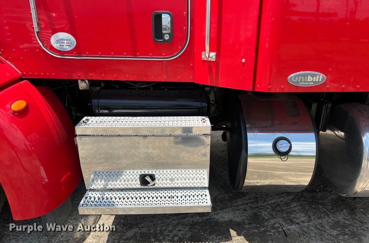 image for item DO2477 2012 Peterbilt  386 semi truck