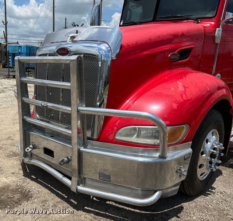 image for item DO2477 2012 Peterbilt  386 semi truck