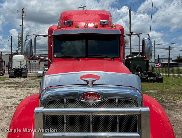 image for item DO2477 2012 Peterbilt  386 semi truck