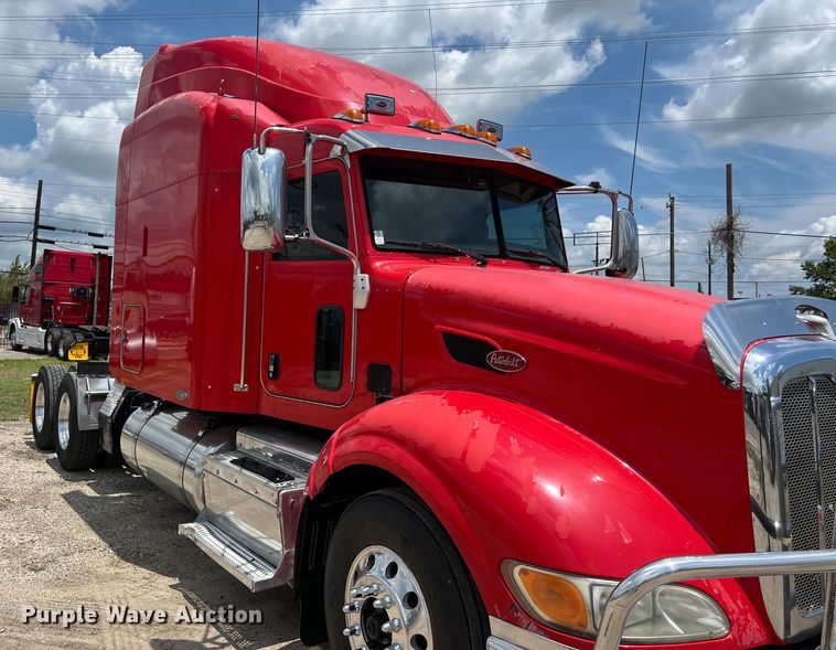 image for item DO2477 2012 Peterbilt  386 semi truck