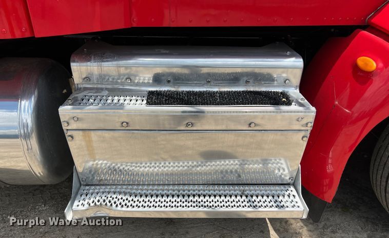 image for item DO2477 2012 Peterbilt  386 semi truck