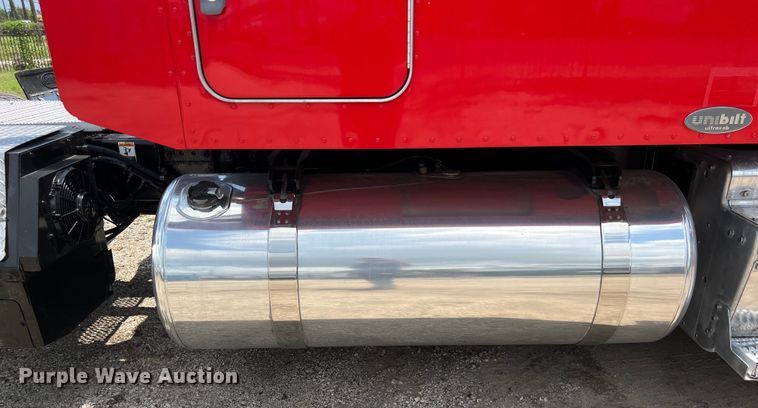 image for item DO2477 2012 Peterbilt  386 semi truck