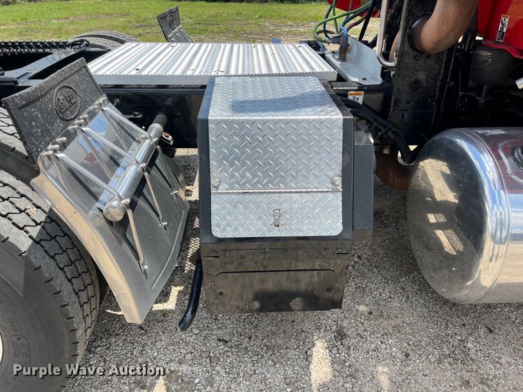 image for item DO2477 2012 Peterbilt  386 semi truck