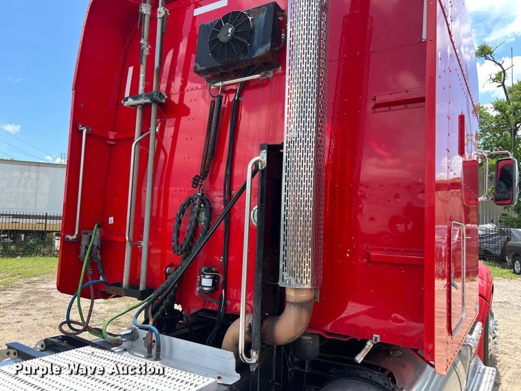 image for item DO2477 2012 Peterbilt  386 semi truck