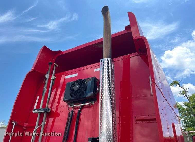 image for item DO2477 2012 Peterbilt  386 semi truck