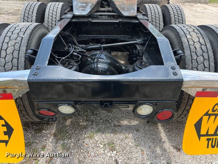 image for item DO2477 2012 Peterbilt  386 semi truck