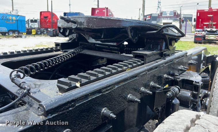 image for item DO2477 2012 Peterbilt  386 semi truck