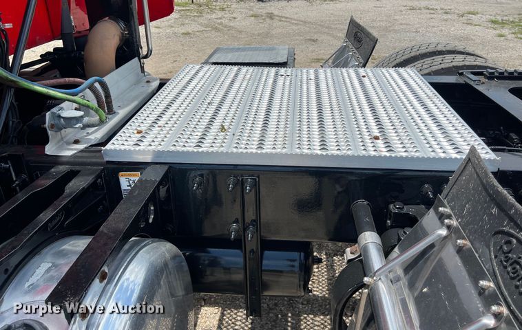 image for item DO2477 2012 Peterbilt  386 semi truck