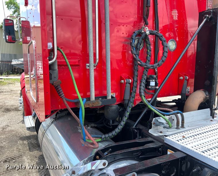 image for item DO2477 2012 Peterbilt  386 semi truck