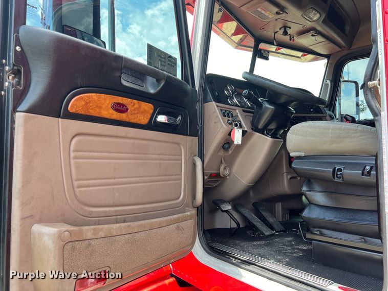 image for item DO2477 2012 Peterbilt  386 semi truck