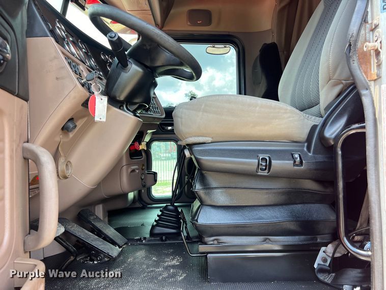 image for item DO2477 2012 Peterbilt  386 semi truck