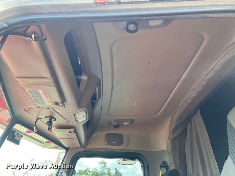 image for item DO2477 2012 Peterbilt  386 semi truck