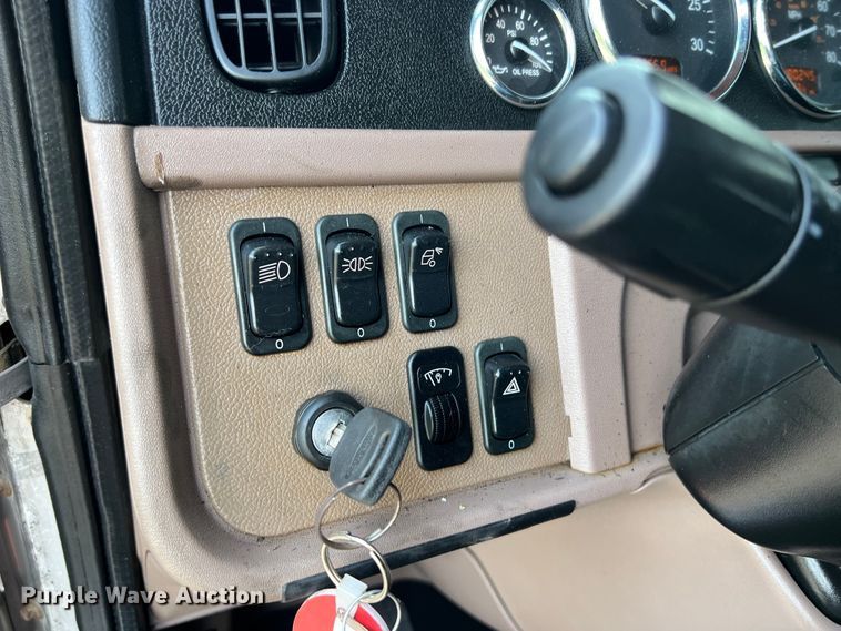 image for item DO2477 2012 Peterbilt  386 semi truck