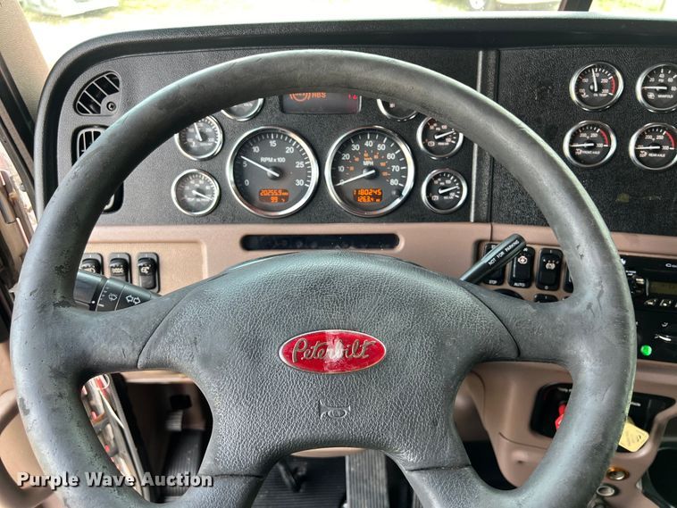 image for item DO2477 2012 Peterbilt  386 semi truck