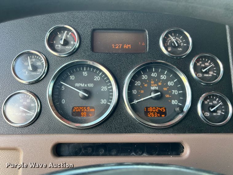 image for item DO2477 2012 Peterbilt  386 semi truck