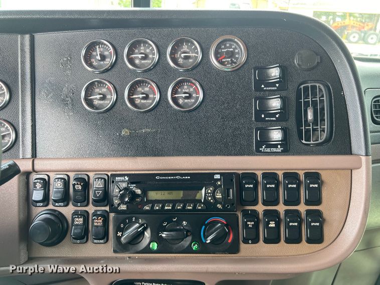 image for item DO2477 2012 Peterbilt  386 semi truck