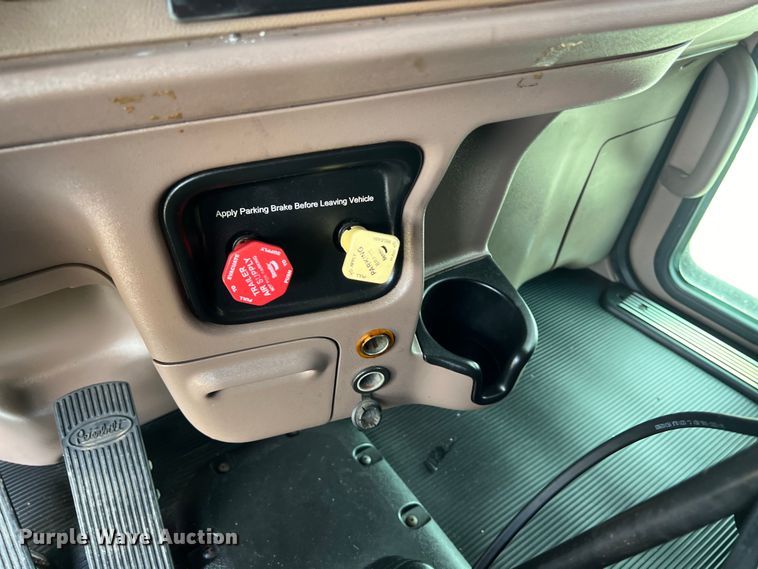 image for item DO2477 2012 Peterbilt  386 semi truck