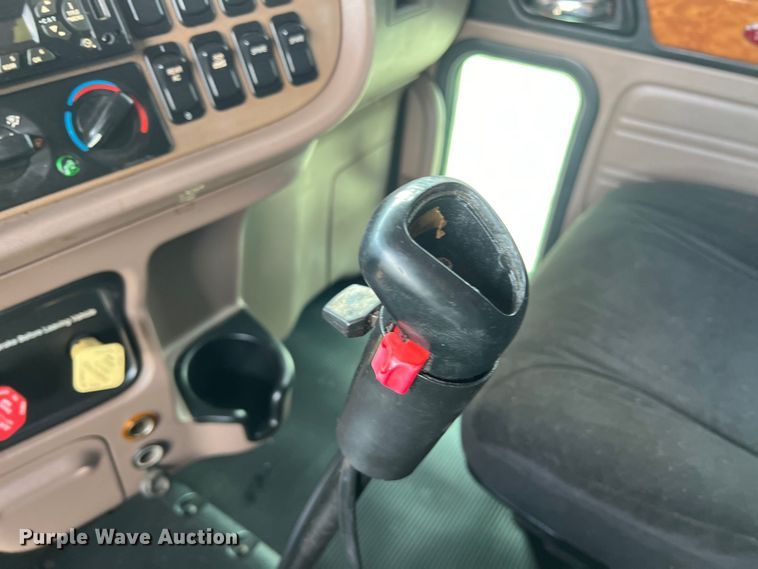 image for item DO2477 2012 Peterbilt  386 semi truck