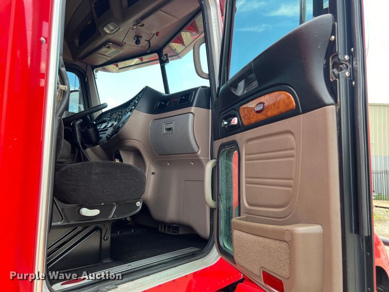image for item DO2477 2012 Peterbilt  386 semi truck