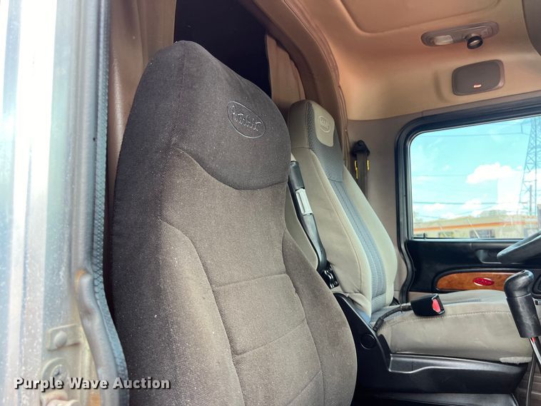 image for item DO2477 2012 Peterbilt  386 semi truck