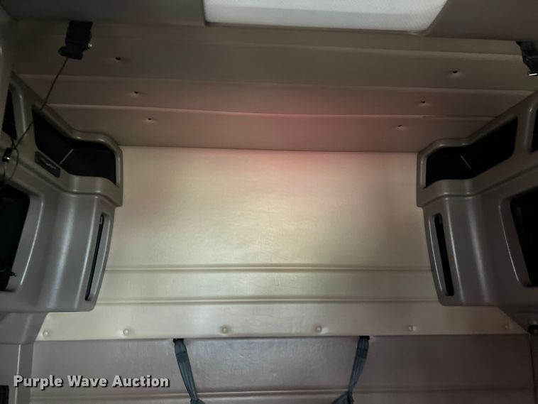 image for item DO2477 2012 Peterbilt  386 semi truck