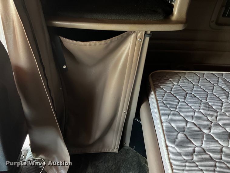 image for item DO2477 2012 Peterbilt  386 semi truck