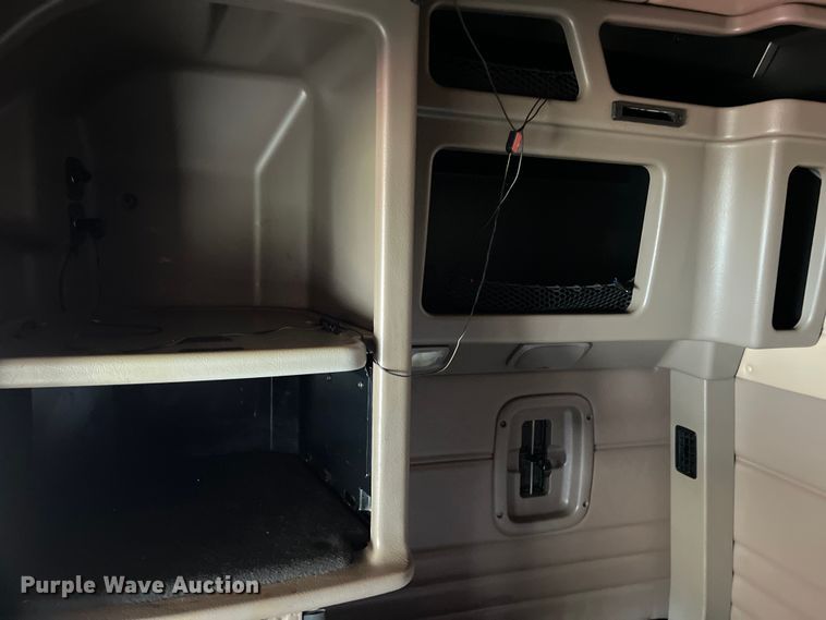 image for item DO2477 2012 Peterbilt  386 semi truck