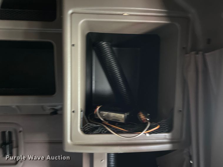 image for item DO2477 2012 Peterbilt  386 semi truck