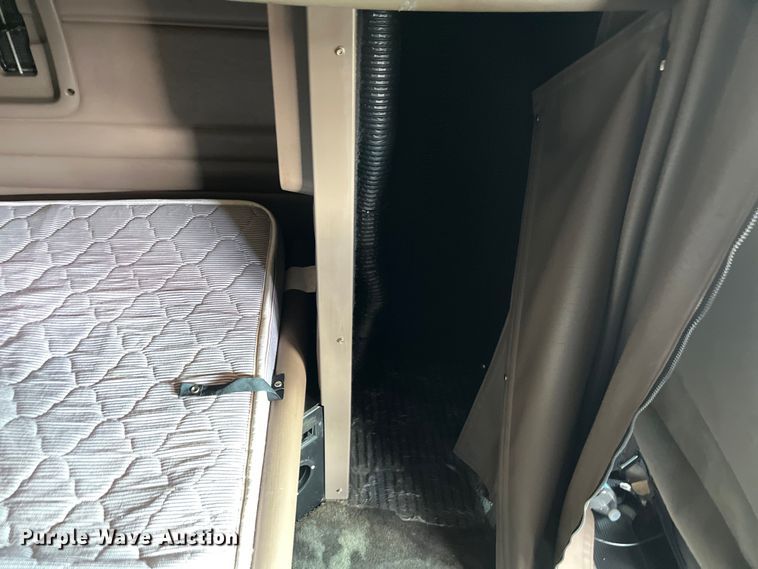 image for item DO2477 2012 Peterbilt  386 semi truck